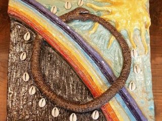 OSHUMARE'
Arcobaleno, dio Serpente, 
Uroboros primordiale.
Formella 40 x 40 cm
Ceramica, conchiglie, raffia.