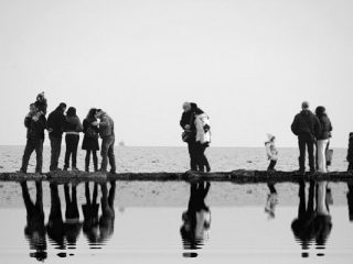 solo una lingua di terra è rimasta, dove sono? cosa cercano? Uniti ma perduti....
