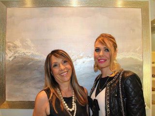Veturia ed Ilary Blasi davanti all'opera "Il salvagente" esposto nella Boutique Alessandrini c/o a Roma C.so Rinascimento, 54 (Inaugurazione)