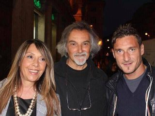 All'inaugurazione della Boutique a Roma in C.so Rinascimento,54 dopve sono esposti sei miei quadri..
(Veturia e Guglielmo Pepe, Francesco Totti.