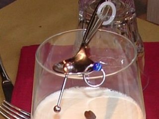 New Dada Design: cucchiaio con piercing. 