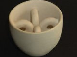 La Tazzina Introversa è una tazzina che esce raramente di casa, ha pochi amici ed è tutta concentrata sui suoi problemi. Non ama il caffè forte perchè le rimane sullo stomaco.