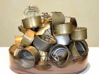 SOPRAVVIVENZA  
 L’ opera ci ricorda i beni preziosi di cui disponiamo, e che una volta dissipati, non saranno piu’ rigenerabili. Aria e Acqua. In questa installazione l’ immaginazione ci porta ad un futuro surreale, dove l’ acqua e l’ aria saranno conser