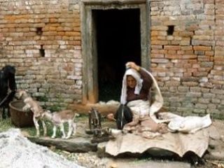 Nepal - Anziana donna fila lana alla maniera antica