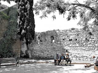 Tarquinia: anziani seduti al parco - Foto Grafica Digitale