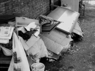 Disagio Sociale Roma :                                                                                                           ' A.A.A. monolocale piano terra , fronte strada, ventilato , luminossissimo offresi  esclusivamente a non residenti - no perdit