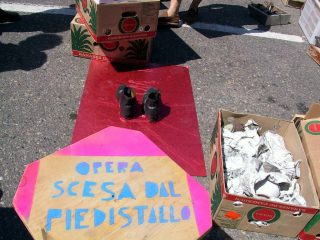 l'opera è scesa dal piedistallo ed è andata a lavorare