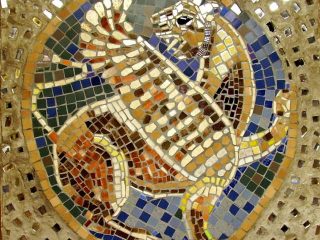 Titolo : LEONESSA ALATA 
Tecnica : MOSAICO in CERAMICA, VETRO, MARMO, SPECCHIO.
Misure 70x70  - Peso : circa 20Kg.