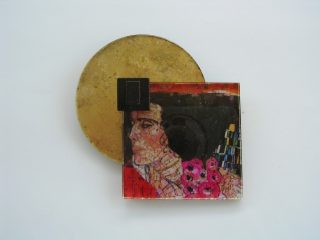 spilla in metacrilato, immagine colore acrilico, bottone.
Pezzo unico