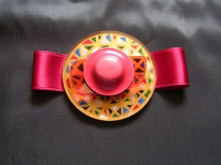 spilla in metacrilato dipinto, bottone, nastro.Pezzo unico