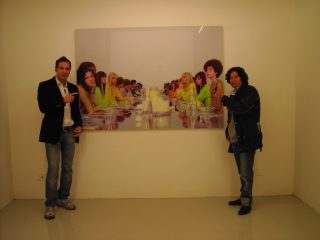 Felipe e il Gallerista Ronchini della Galleria Ronchiniarte con un opera di Vanessa Beecroft