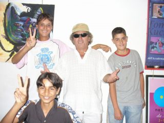 Nella Galleria '05  "Felipe Art Studio" i fan e il cantante e antore Vasco Rossi