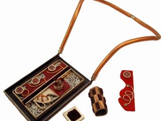 "FAI LA TUA MOSSA"
componi la tua collana come vuoi, cambiando l'ordine e scegliendo i 
pezzi che compongono la scacchiera
grazie ai magneti
