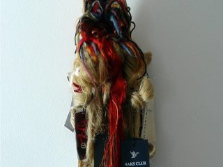 Feticcio, 2008
Scultura tessile.
Foglia di cocco, lana, cotone, seta, canapa, filo di rame, cartellini di case di moda.