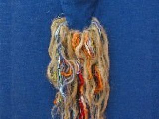 Totem.
Arazzo eseguito off loom su tela di lino blu. Lana, cotone, canapa, forchette di acciaio.
cm 70x125