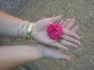 particolare delle mie mani.. che adoro e servono per fare mille cose..
toccare plasmare.. accarezzare...
contatto fisico..