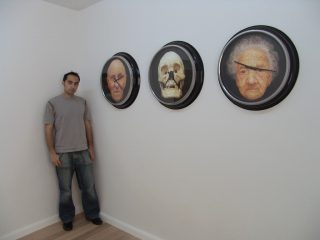 "Tempus Fugit" Olio su 	
orologio. 	
Tre pezzi di 65 cm. di diametro ogni uno. Anno 2008