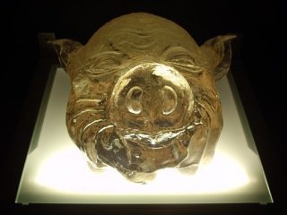 "Autorretrato con máscara de cerdo" Resina di poliestere trasparente  su piattaforma retroilluminata. Anno 2006