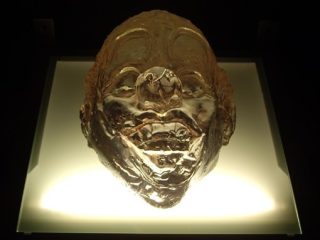 "Autorretrato con máscara de payaso" Resina di poliestere trasparente  su piattaforma retroilluminata. Anno 2006