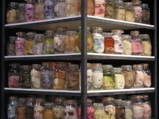 "Crisis de identidad" Installazione composta da 250 pezzi di vetro, latex e acqua. Dimensioni variabili. Anno 1999-2006.
	
	

