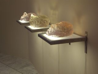 "Triple autorretrato con máscara" Resina di poliestere trasparente su piattaforma retroilluminata. Anno 2006