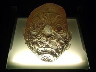 "Autorretrato con máscara de pirata" Resina di poliestere trasparente  su piattaforma retroilluminata. Anno 2006