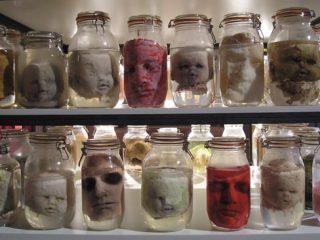 "Crisis de identidad" Installazione composta da 250 pezzi di vetro, latex e acqua. Dimensioni variabili. Anno 1999-2006. 