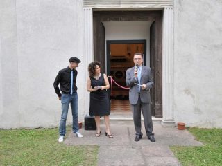 Ore 18.40
Dopo una 'breve' spiegazione del progetto curatoriale presento l'artista Pierchristian M. Zanotto e il sindaco ci da il benvenuto...