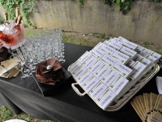 Finger food relativo all'opera
'dessert per chi non ha tempo'
(crostata classica alle mele)
accompagnato dalla tipologia di vino prosecco extra dry