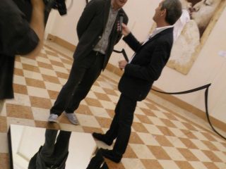 Il curatore Marco Petroni, osptite dell'evento, è intervistato dalle telecamere de 'Il gusto delle stelle' sul progetto sugARTfull...