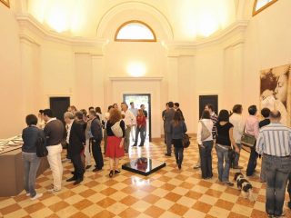 La gente inizia ad entrare nella prima sala espositiva...