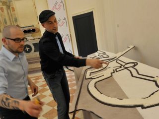 Nel frattempo l'artista è alle prese con gli ultimi ritocchi...
