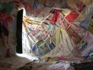 2006
Natalia Villanueva

PORTARE/GETTARE/
NASCONDERE/
RIORDINARE/ENTRARE
	

Centinaia di buste di plastica da supermercato, cucite insieme a coprire tutto l’interno di una cantina, trasformandolo quasi in un immenso utero in cui la gente entra. 
