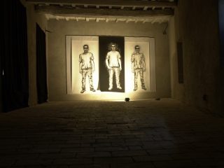2006
Kilian Glasner


Senza Titolo
	

Tre disegni di grande formato realizzati su carta con matita nera, per fissare il risultato di una lunga esperienza di convivenza con prigionieri in un carcere brasiliano