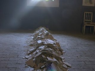 2006
Sara Favriau


Gesso spezzato
	

Lavoro con lastre di gesso prodotte e poi spezzate a formare una linea, la cui frantumazione è sottolineata dal crepitio della colonna sonora. 