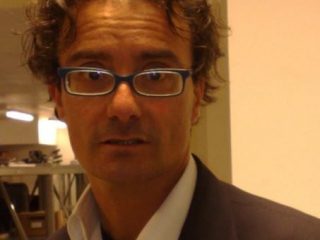 In un tranchant non fingere, fendendo, e lasciandosi at-traversare,nella pura traditio, con un pragmatico mis en scene, senza
fictio humanitatis.
Un momento infinitesimale di PIerluigi, altri lo videro così.
Altri.