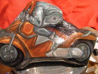 La Moto - Pietra marina dipinta con acrilici.