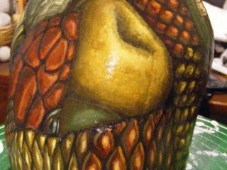 ...la mela gialla intatta... il peccato che non vale nemmeno la pena fare... 
La mano dell'artista che entra nella pietra, riposiziona la mela rossa... morsa...