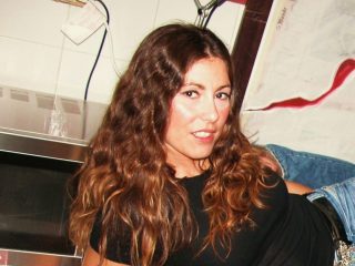 ciao sono daniela e dipingocon acrilico opere su tela.