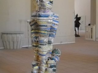 in volo. scultura n maiolica alta 270 cm