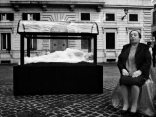 "Crisalide"-Happening di Kyrahm
Performance 2009-piazza dell'orologio
Festival body performance art Mut-azioni profane- scritto da Kyrahm
30 ore rinchiusa in un bozzolo, in diretta web 24 ore su 24
"Dormi o sei morta?
Mamma conchiglia
Figlia poltigli