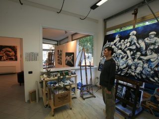 galleria opus, nella foto il maestro francesco colella davanti al dipinto le vie del mare realizzato per il museo di arte contemporanea di ascoli piceno osvaldo licini.