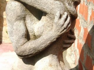 L'Abbraccio- scultura in trachite