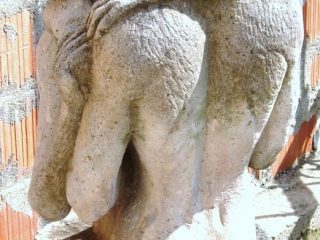 l'Abbraccio-scultura in trachite