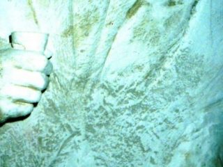 EMIGRANTI; LA STORIA DEGLI ITALIANI TRA PASSATO E PRESENTE DETTAGLIO SCULTURE AFFIORANTI NEL PALAZZO BARONALE DI ROCCAGORGA.. IL BRINDISI ALLO SCALO D\\\'IMBARCO