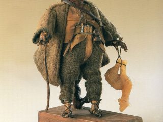 Recupero e Riqualificazione Laboratori di Ricerca Sperimentali sui Mestieri; Pubblicazione e un prodotto Napoli 1999 IL PASTORE; PECORA IN CERA, FIBBIA IN PIOMBO E PELLE, GILE\' IN DAINO, BORSELLO IN CUOIO, VESTITI IN LANA, COLTELLO IN LEGNO, BROCHETTA CERAMICA E CORDE, CIOCE IN PELLE, BASE IN LEGNO RICICLATO; FATTURA COMPLESSIVA IN CERAMICA