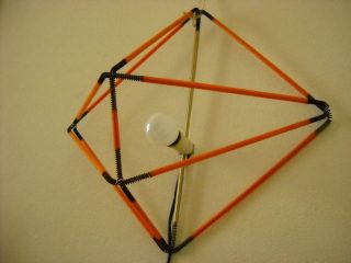 Apparsa nel 1983 su Modo: chi ricorda la copertina: un manager/bebè in carrozzina anni50, gambe accavallate e al posto del sigaro havana un ciucciotto, ecco in quel numero appare di nuovo Aquiluce! Direttore Arch.Franco Raggi e Cristina Morozzi?