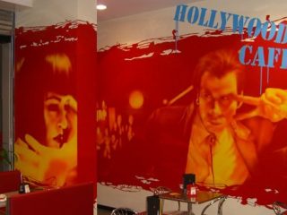 Riproduzione scena film "Pulp Fiction". 
Vernici spray.