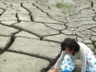 Sito argilloso sul Delta de Po che ha prodotto 108 foto raccolte in Natural Land Art del 2010 con segni, disegni, geometrie, modellazione di forme che la natura, il tempo, l'ambiente hanno contribuito a formare e che si trasformano incessantemente. In espo