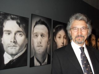 Diego Locatelli, di Spazio81, posa accanto alle stampe Fine art create per la mostra di Jodice.
www.spazio81.it